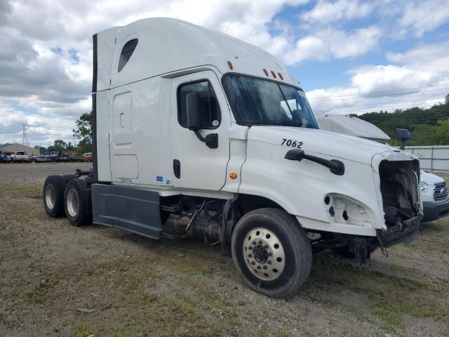  Salvage Freightliner Cascadia 1
