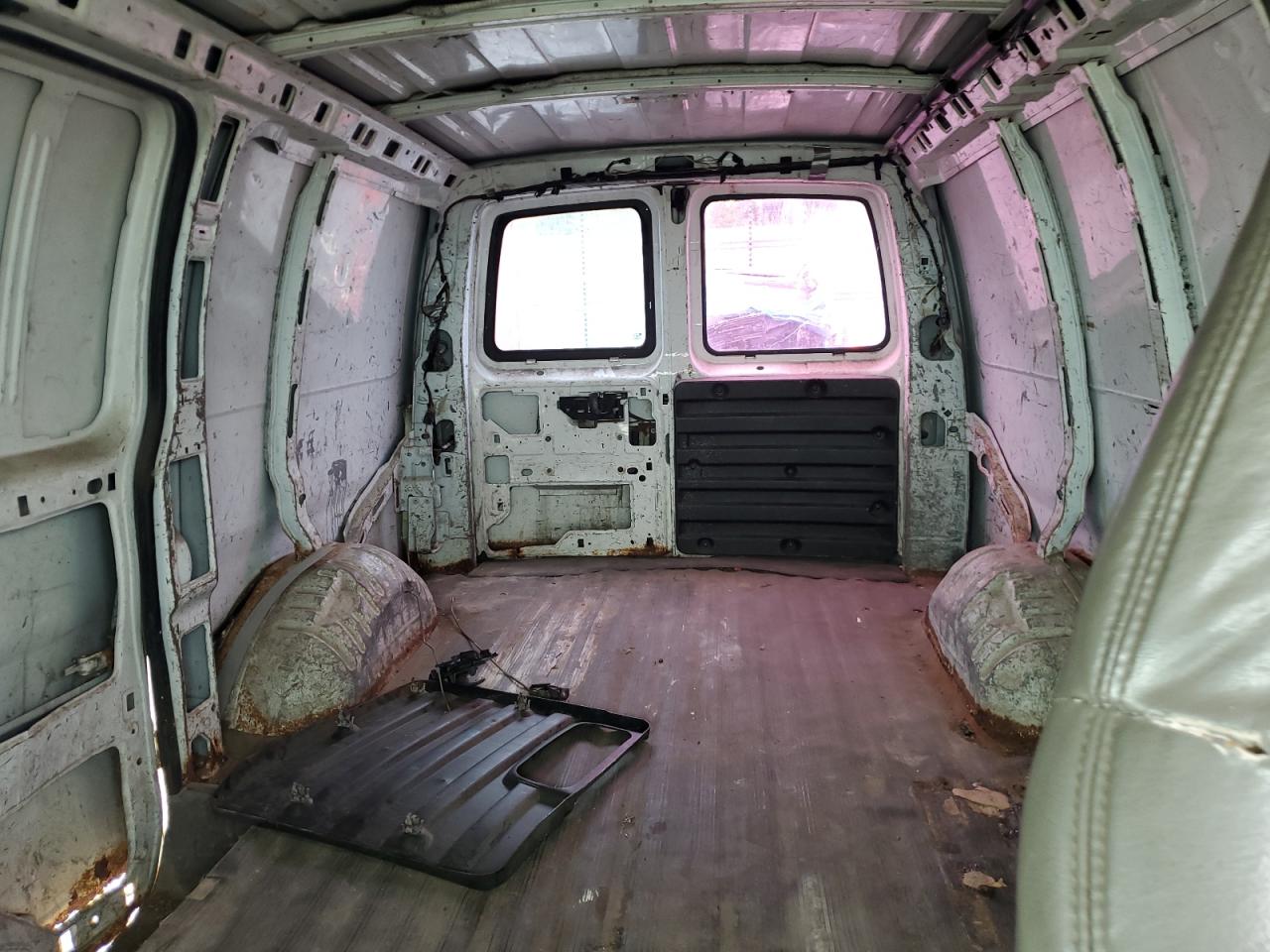 Chevrolet Express Image 7