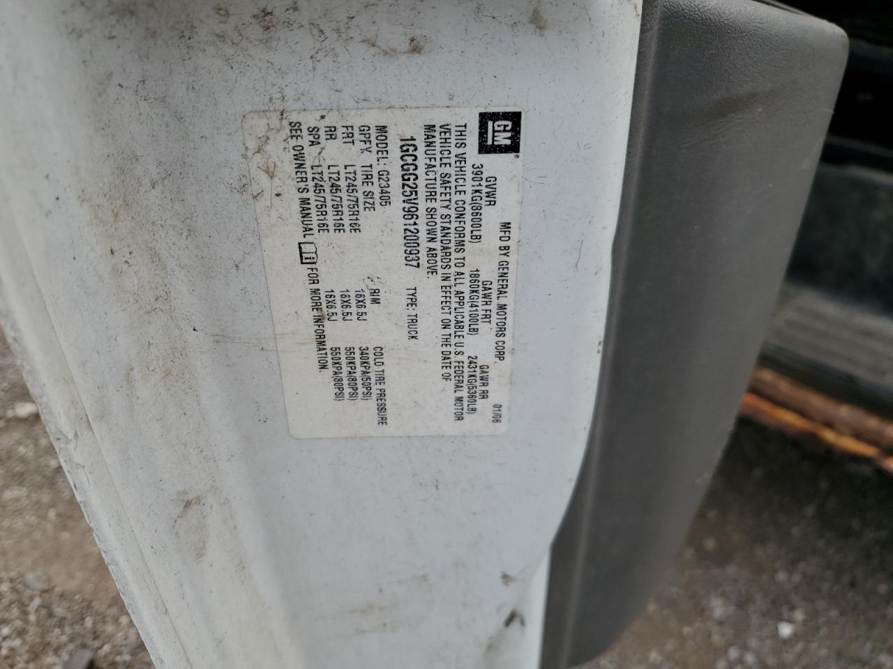 Chevrolet Express Image 13