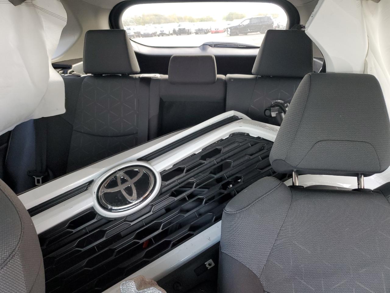 Toyota RAV4 Xle Image 8