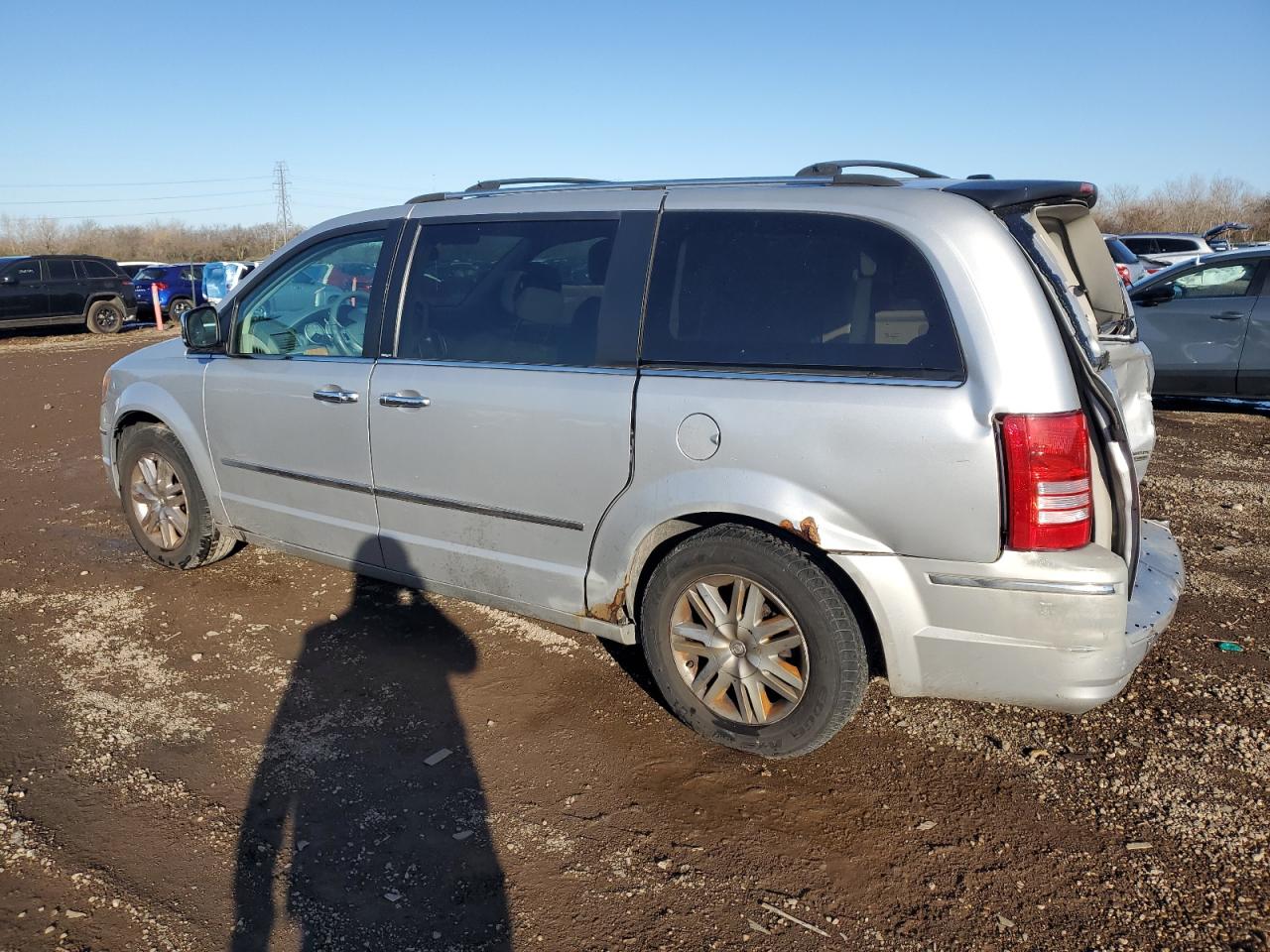 Chrysler Minivan Limited Image 2
