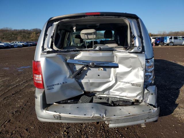 Chrysler Minivan Limited Image 4