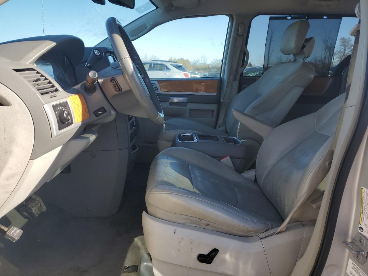 Chrysler Minivan Limited Image 7