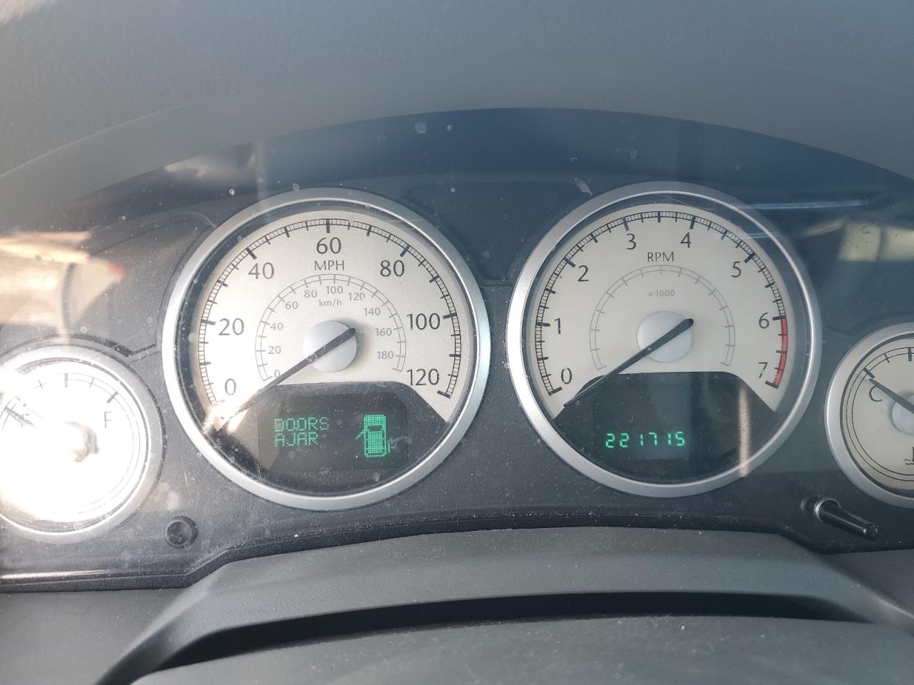 Chrysler Minivan Limited Image 9