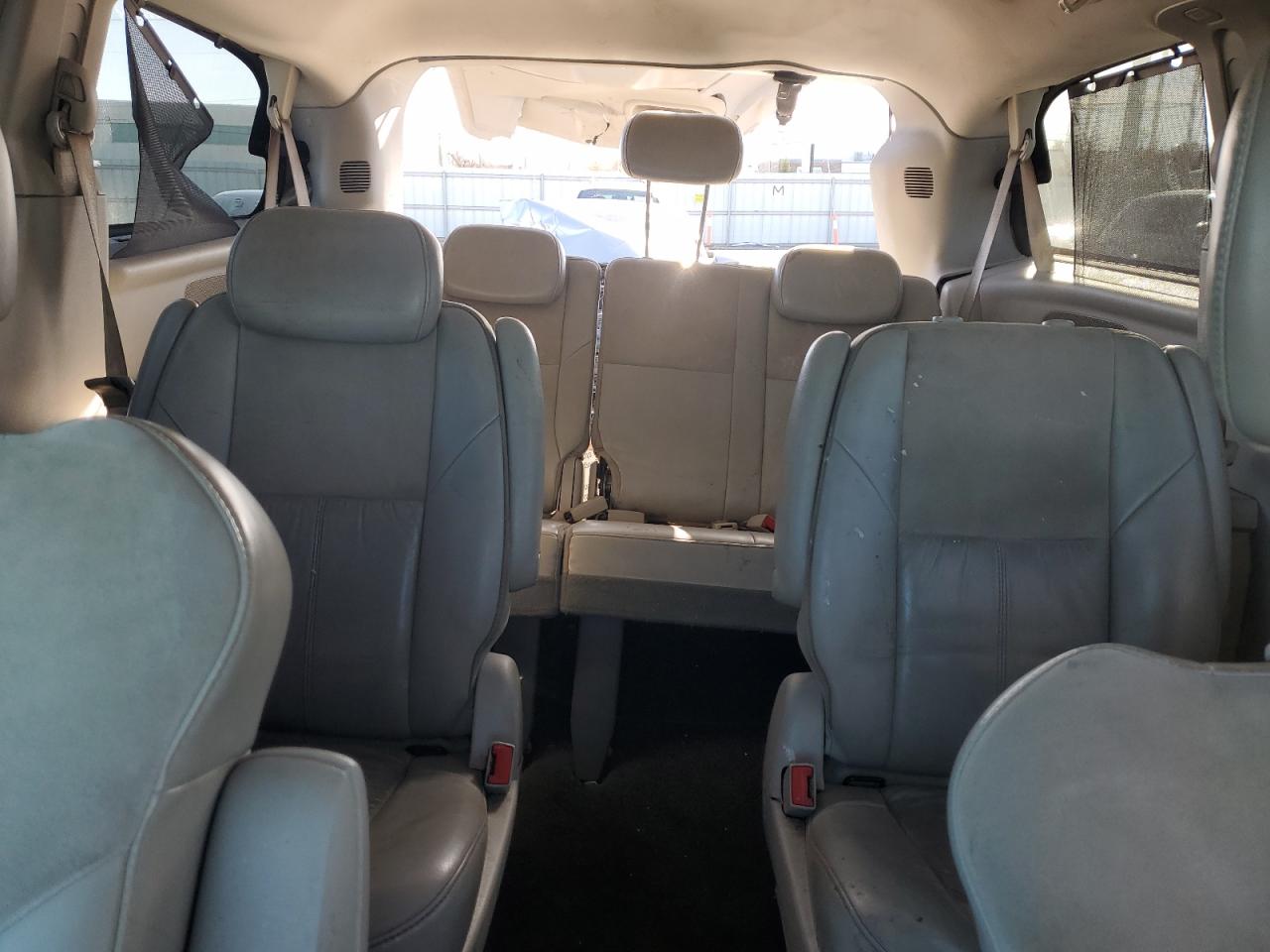 Chrysler Minivan Limited Image 10