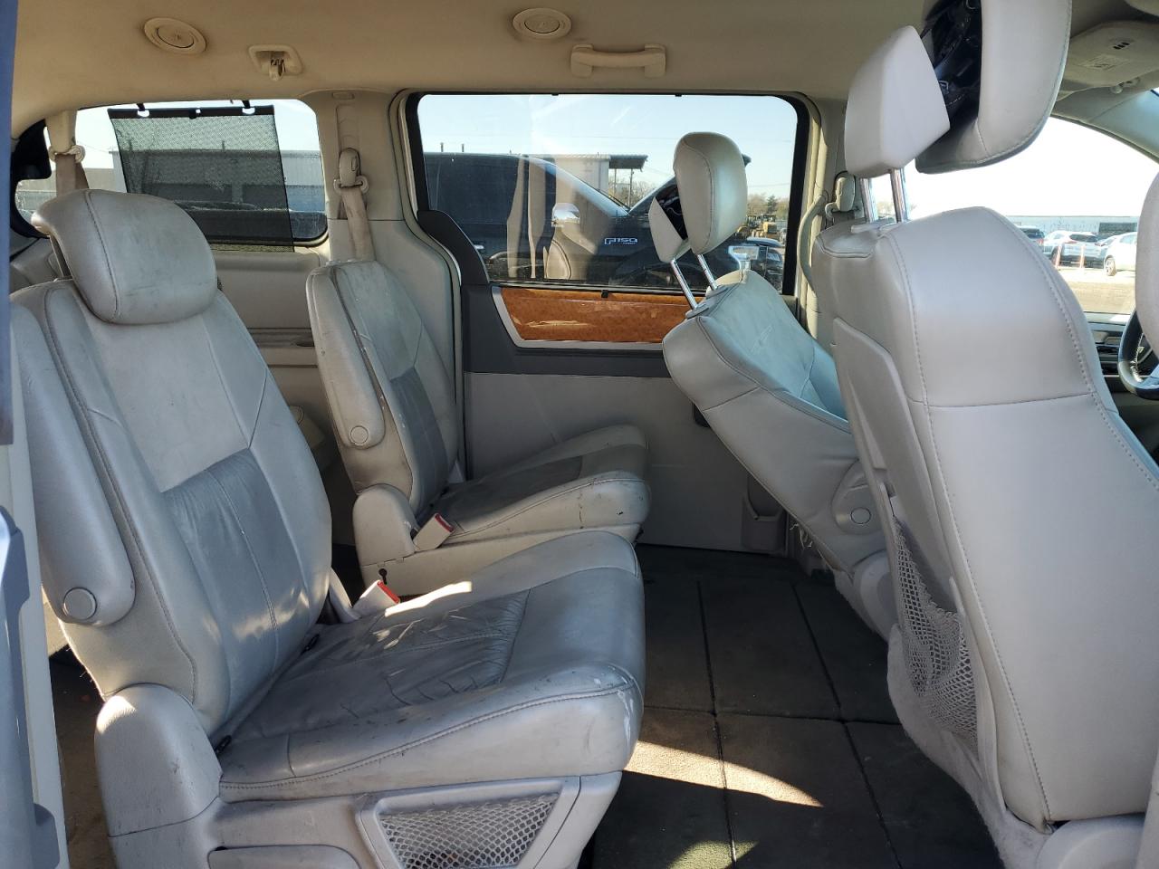 Chrysler Minivan Limited Image 8