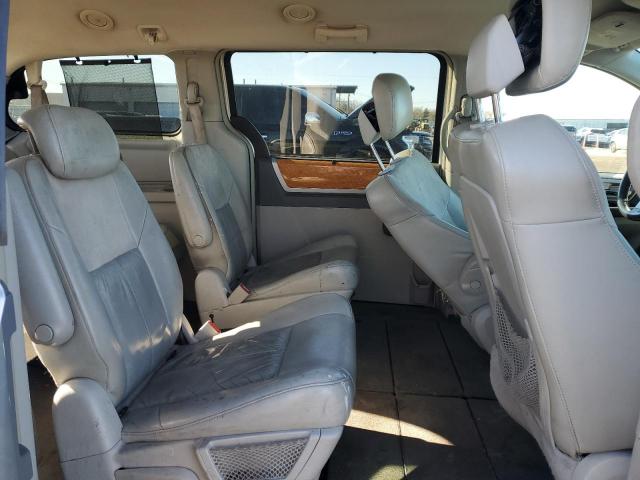 Chrysler Minivan Limited Image 8