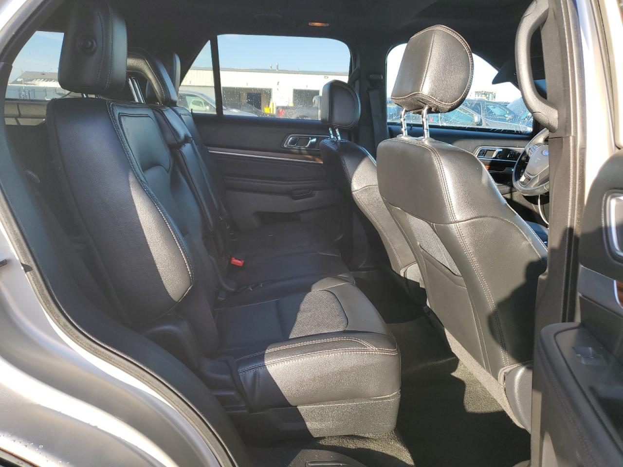 Ford Explorer Limited Image 11