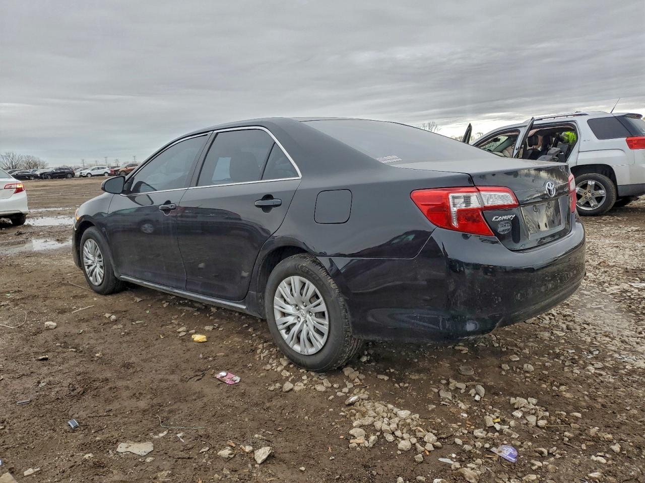 Toyota Camry Base Image 2