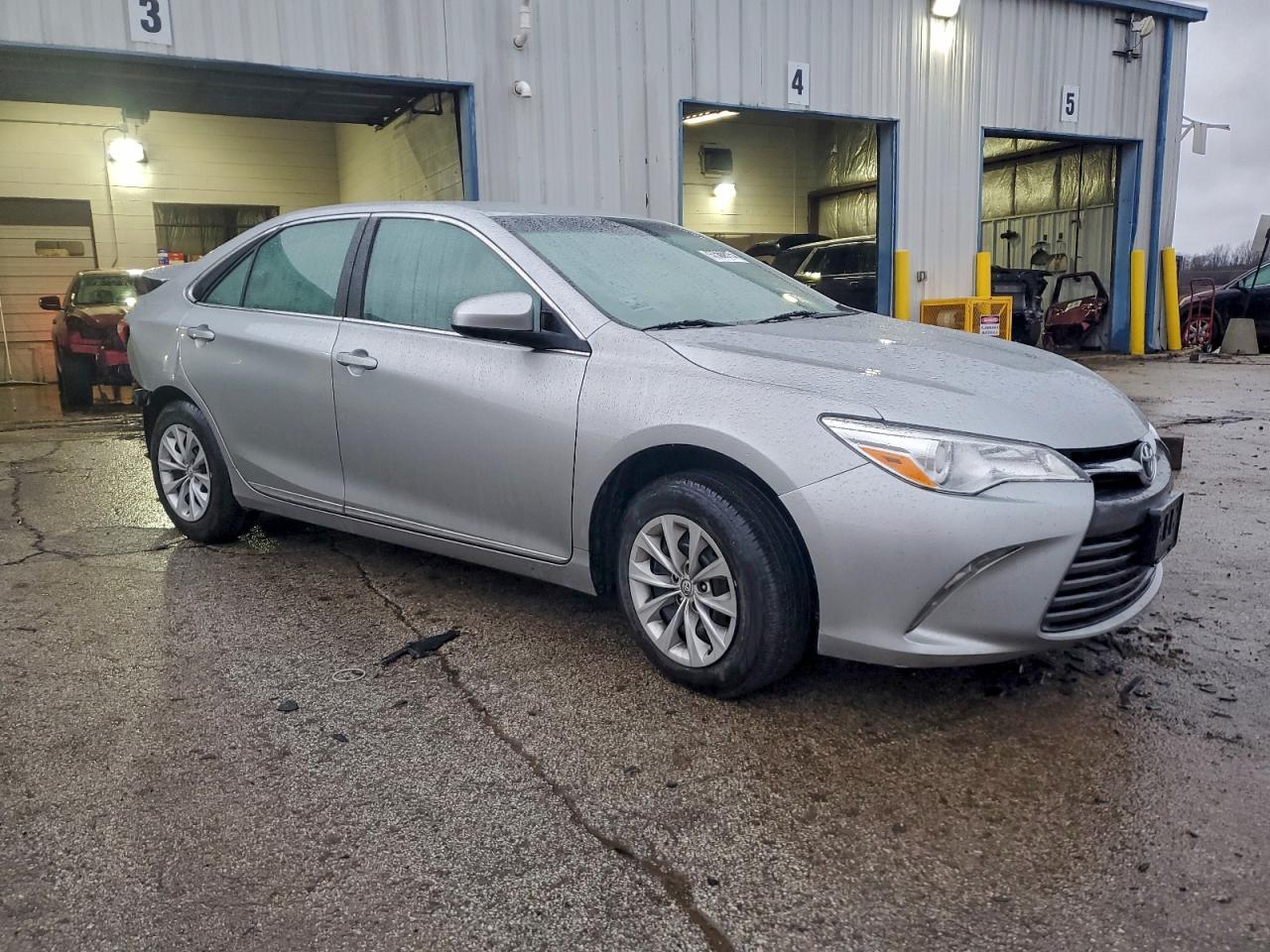 Toyota Camry Le Image 6