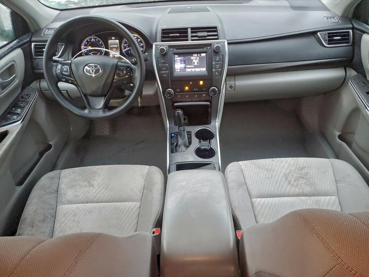 Toyota Camry Le Image 5