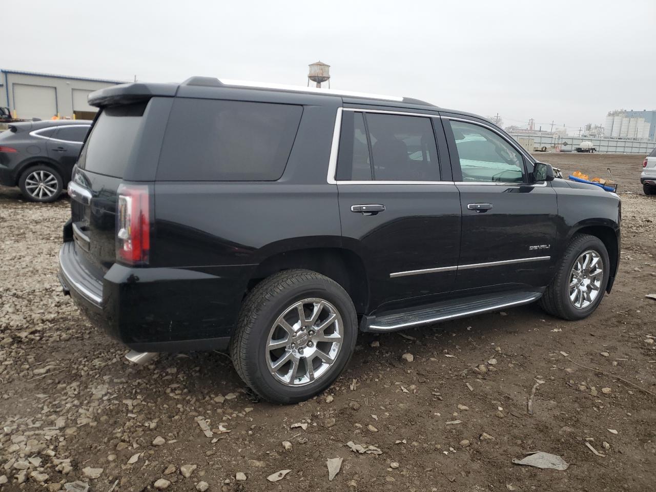 GMC Yukon Denali Image 10
