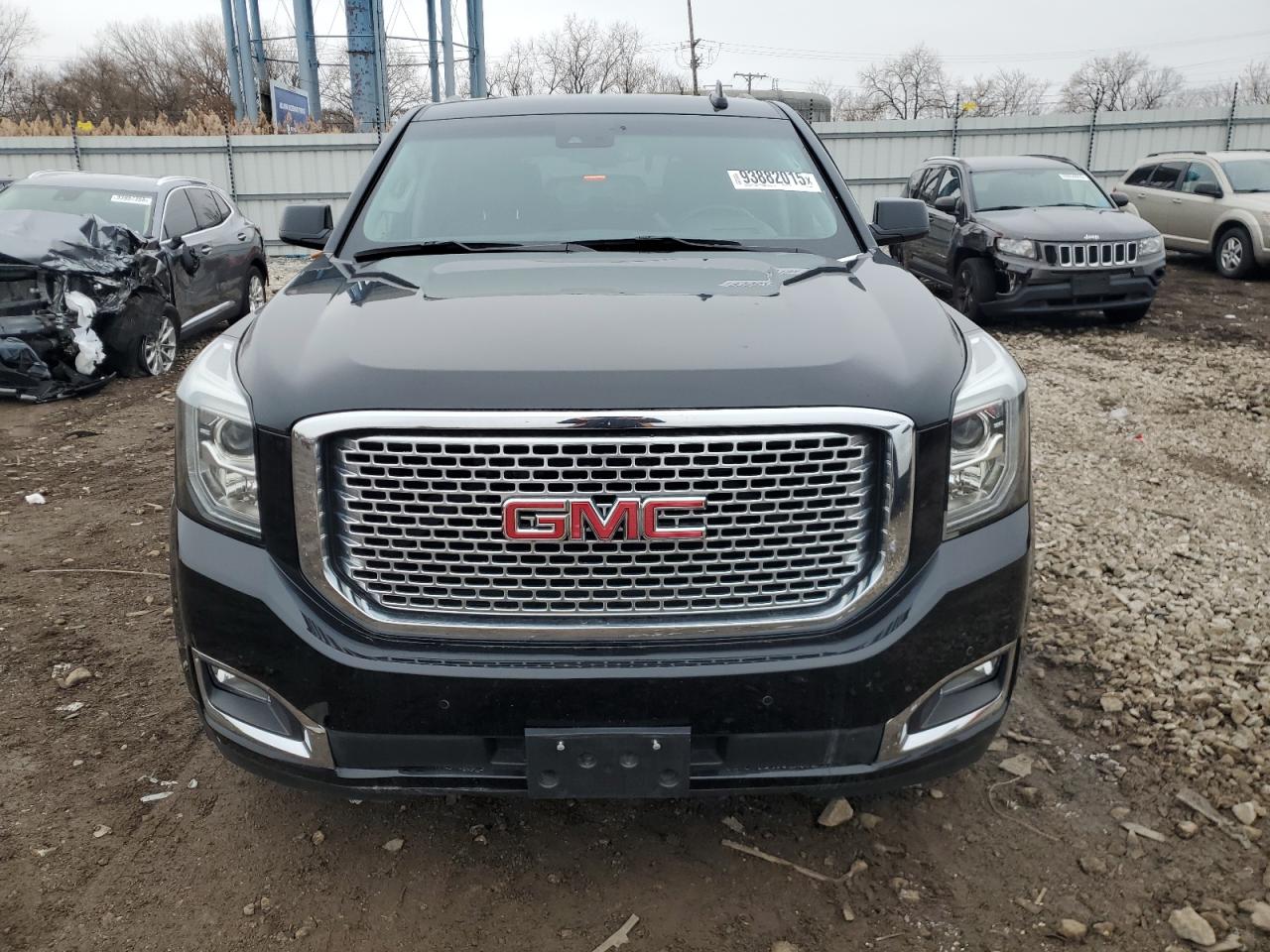 GMC Yukon Denali Image 9