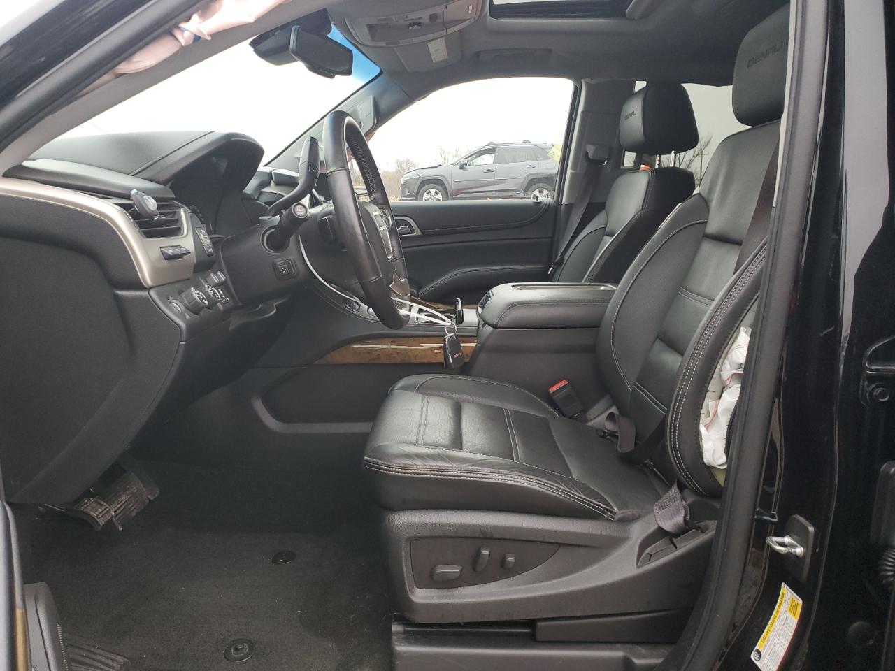 GMC Yukon Denali Image 13
