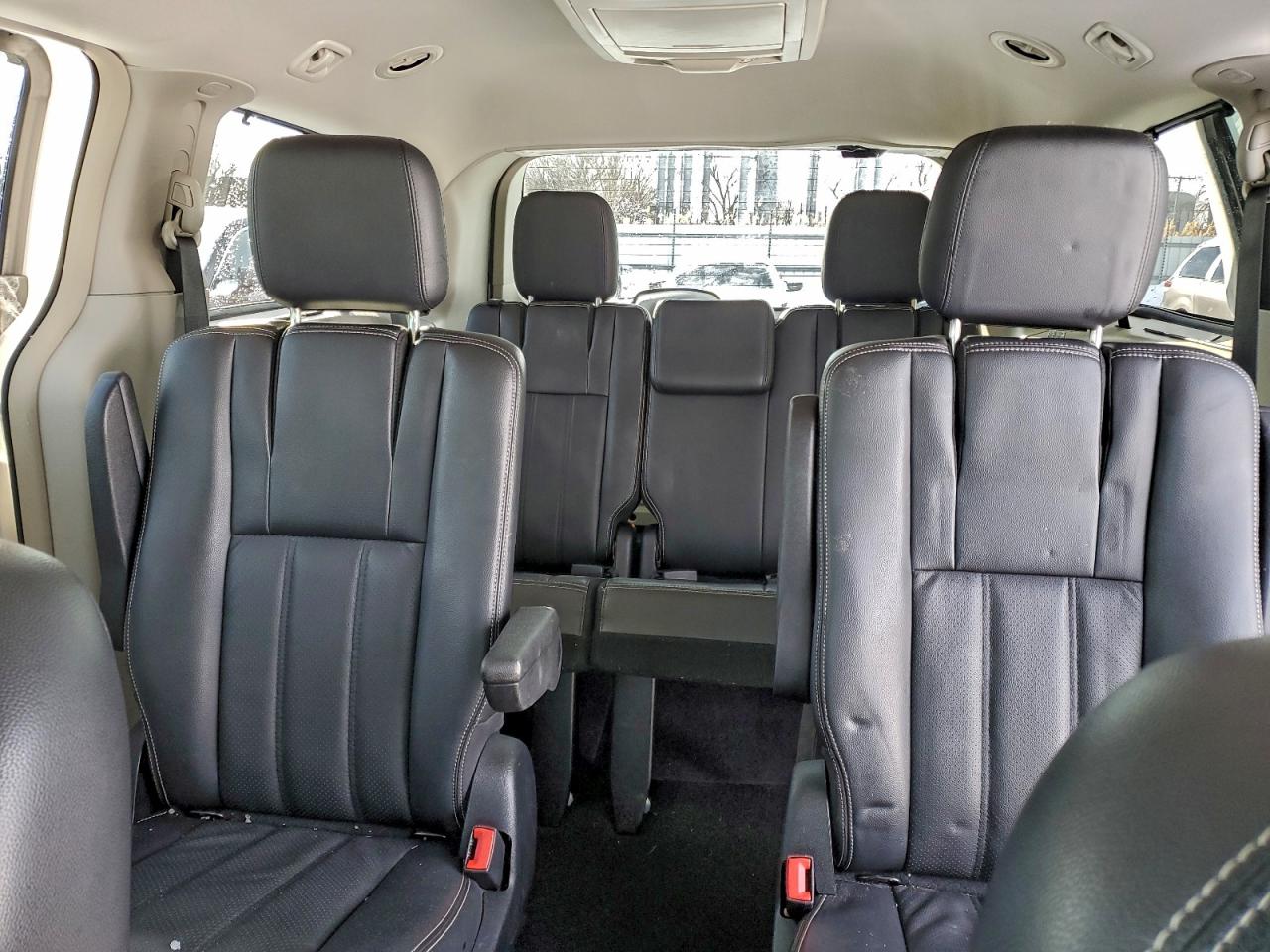 Chrysler Minivan Touring L Image 6