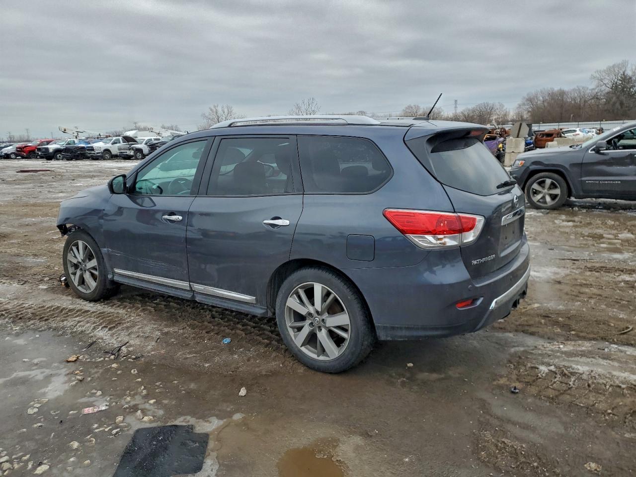 Nissan Pathfinder S Image 3