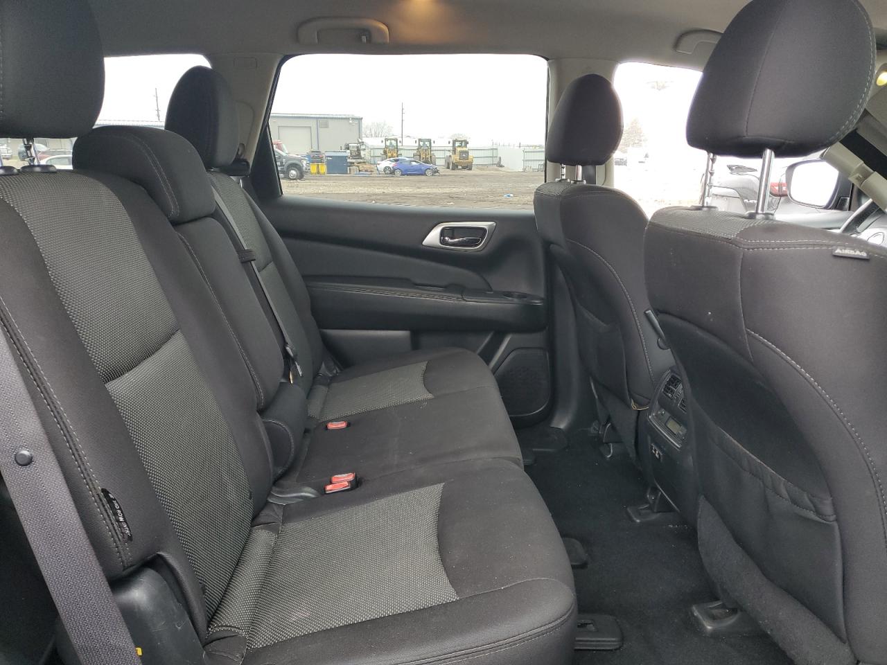 Nissan Pathfinder S Image 4