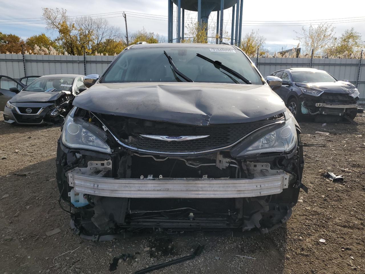 Chrysler Pacifica Limited Image 2