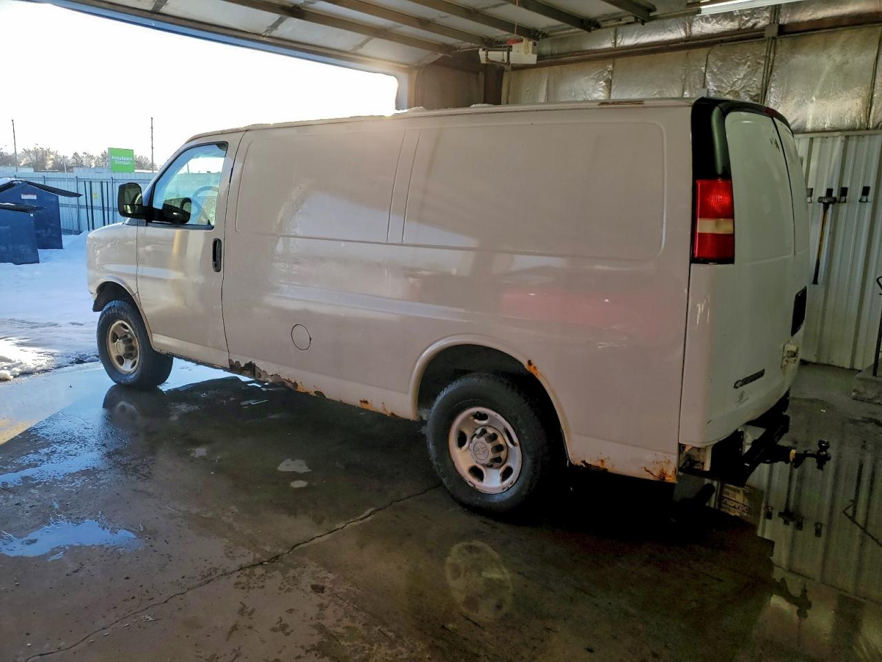 Chevrolet Express Image 3