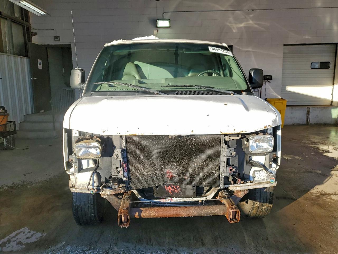 Chevrolet Express Image 14