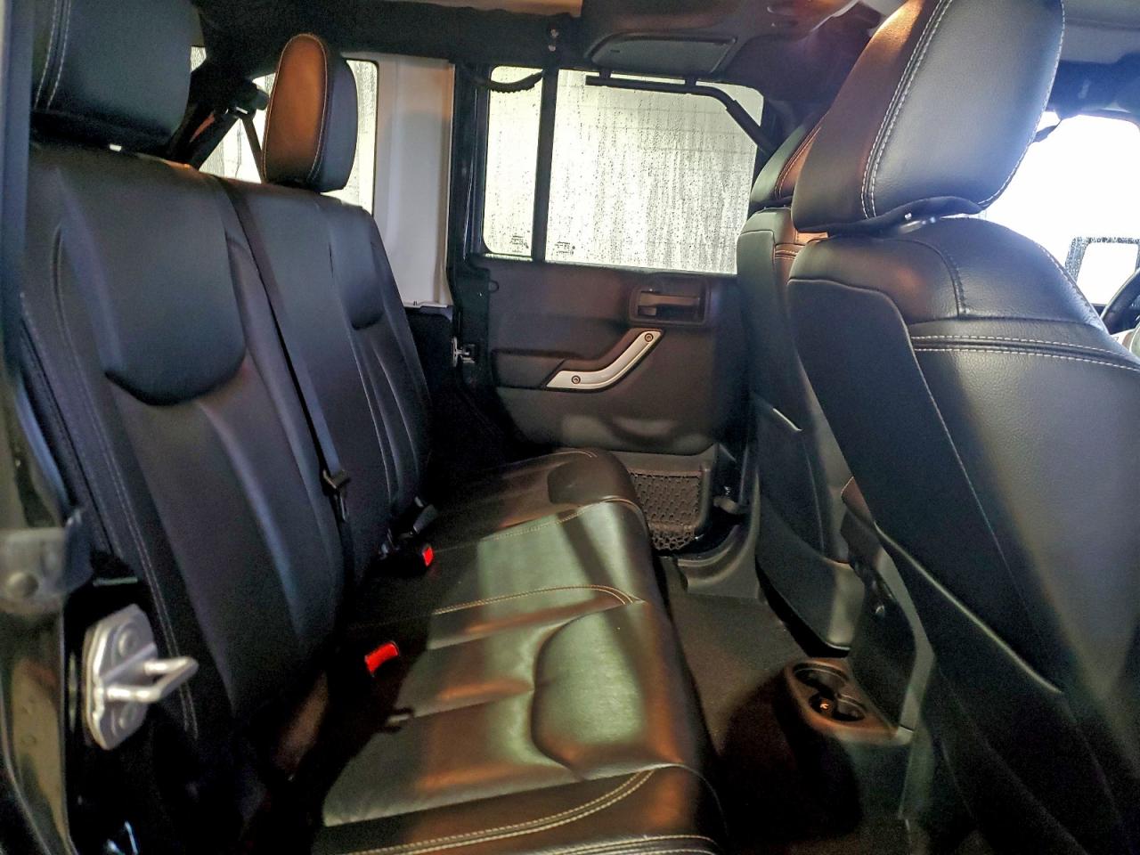 Jeep Wrangler Rubicon Image 12