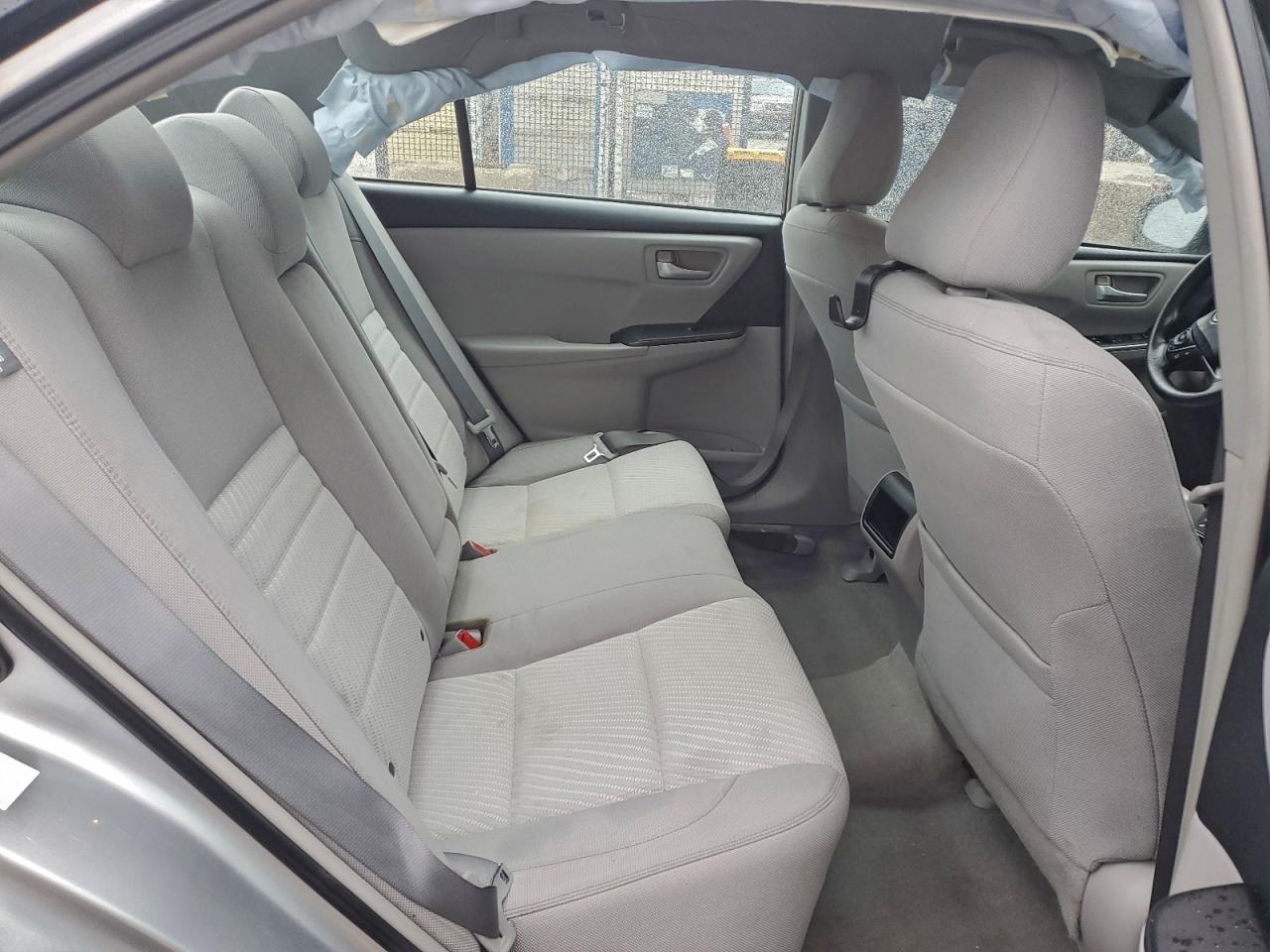 Toyota Camry Le Image 9