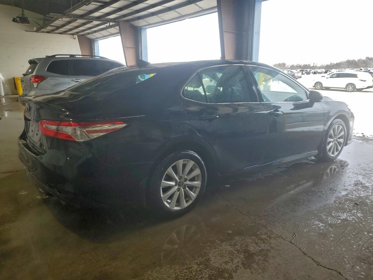 Toyota Camry Le Image 5