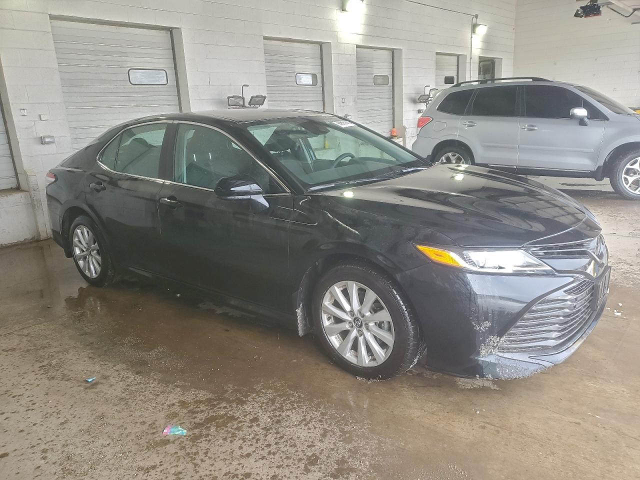 Toyota Camry Le Image 3