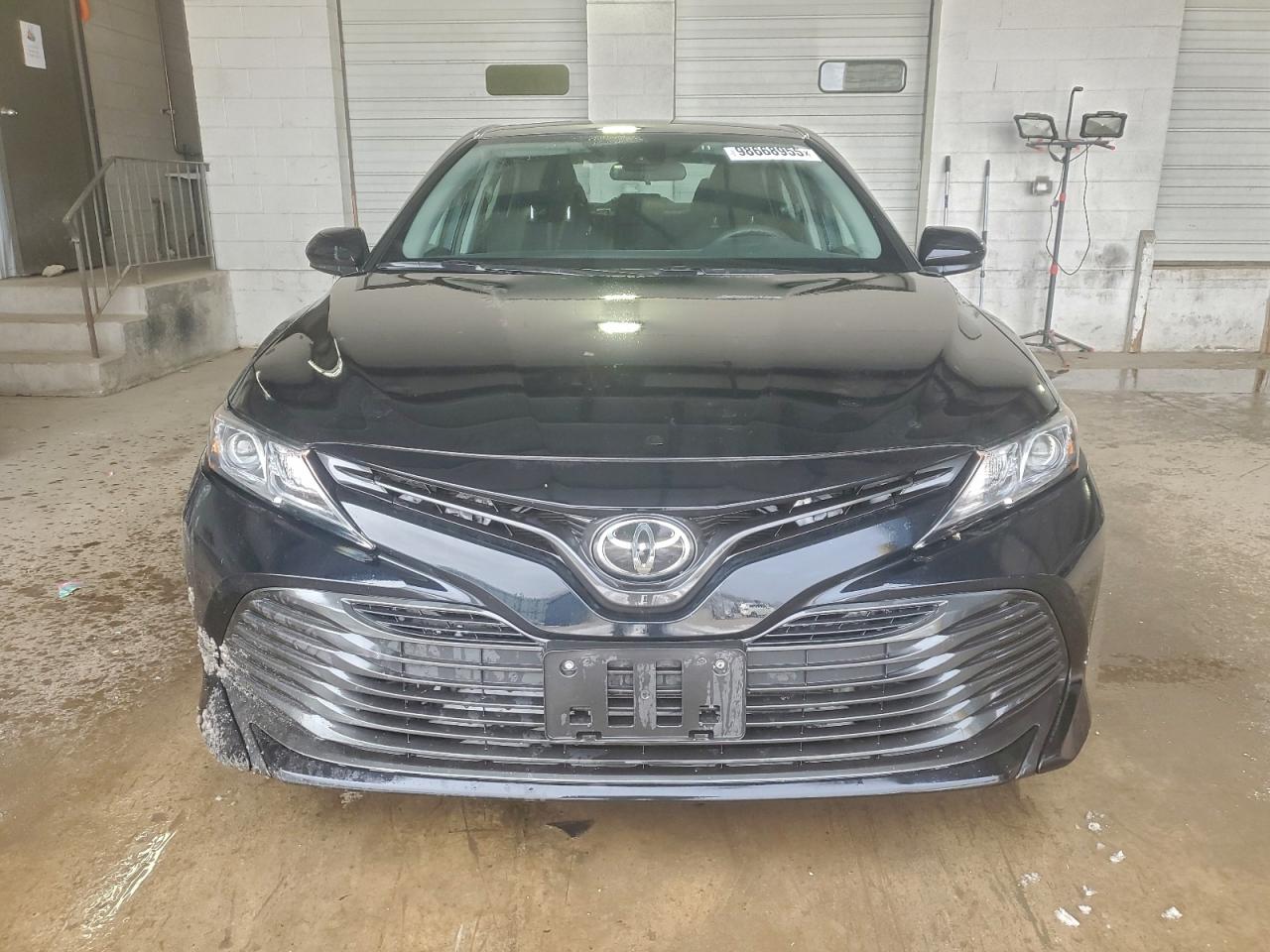 Toyota Camry Le Image 8