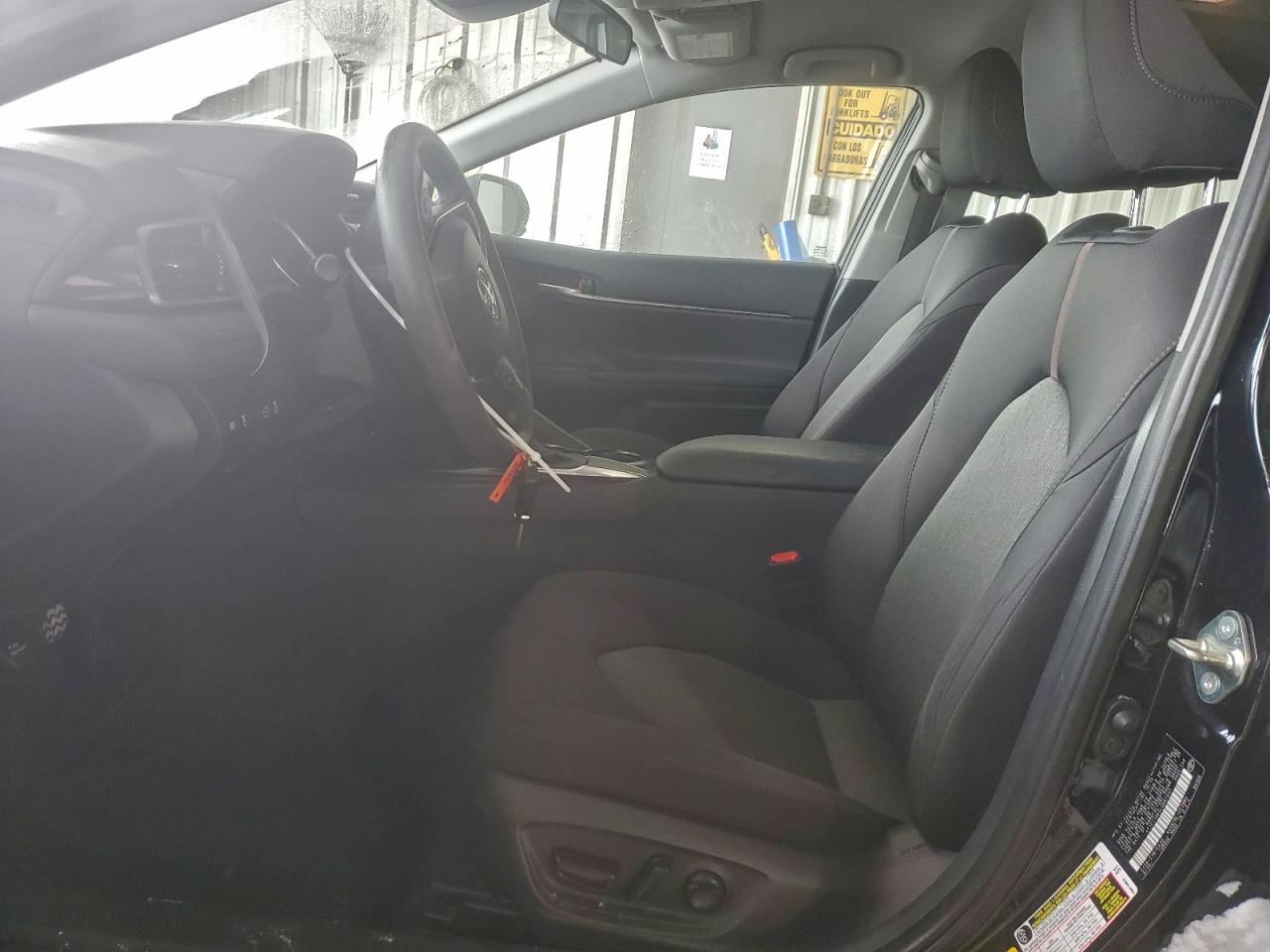 Toyota Camry Le Image 6