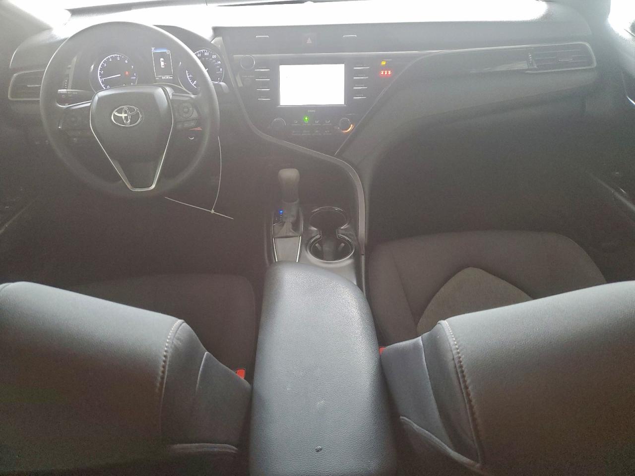 Toyota Camry Le Image 9