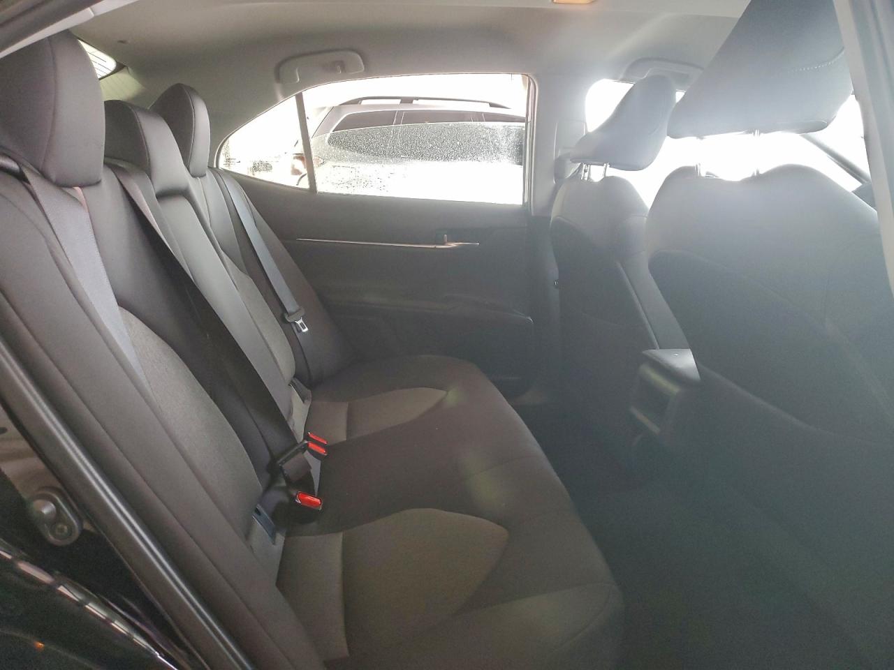 Toyota Camry Le Image 11