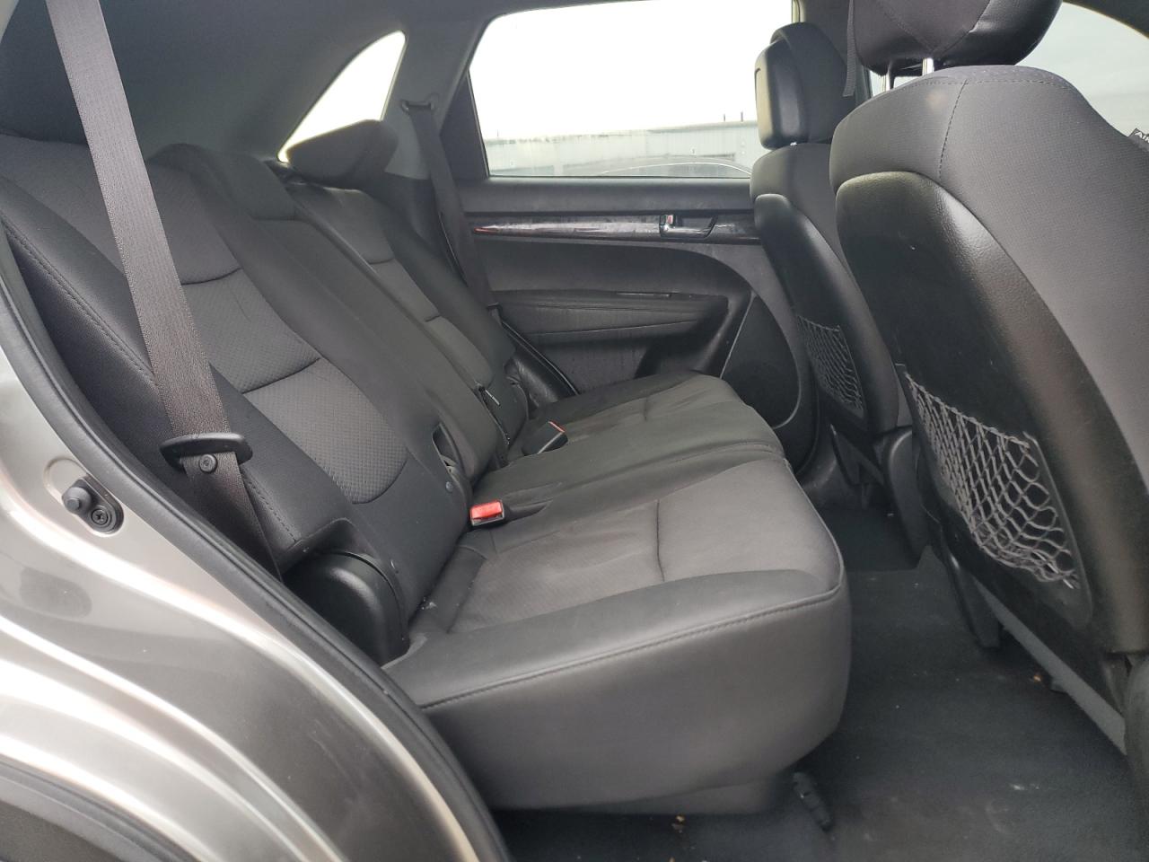 Kia Sorento Base Image 8