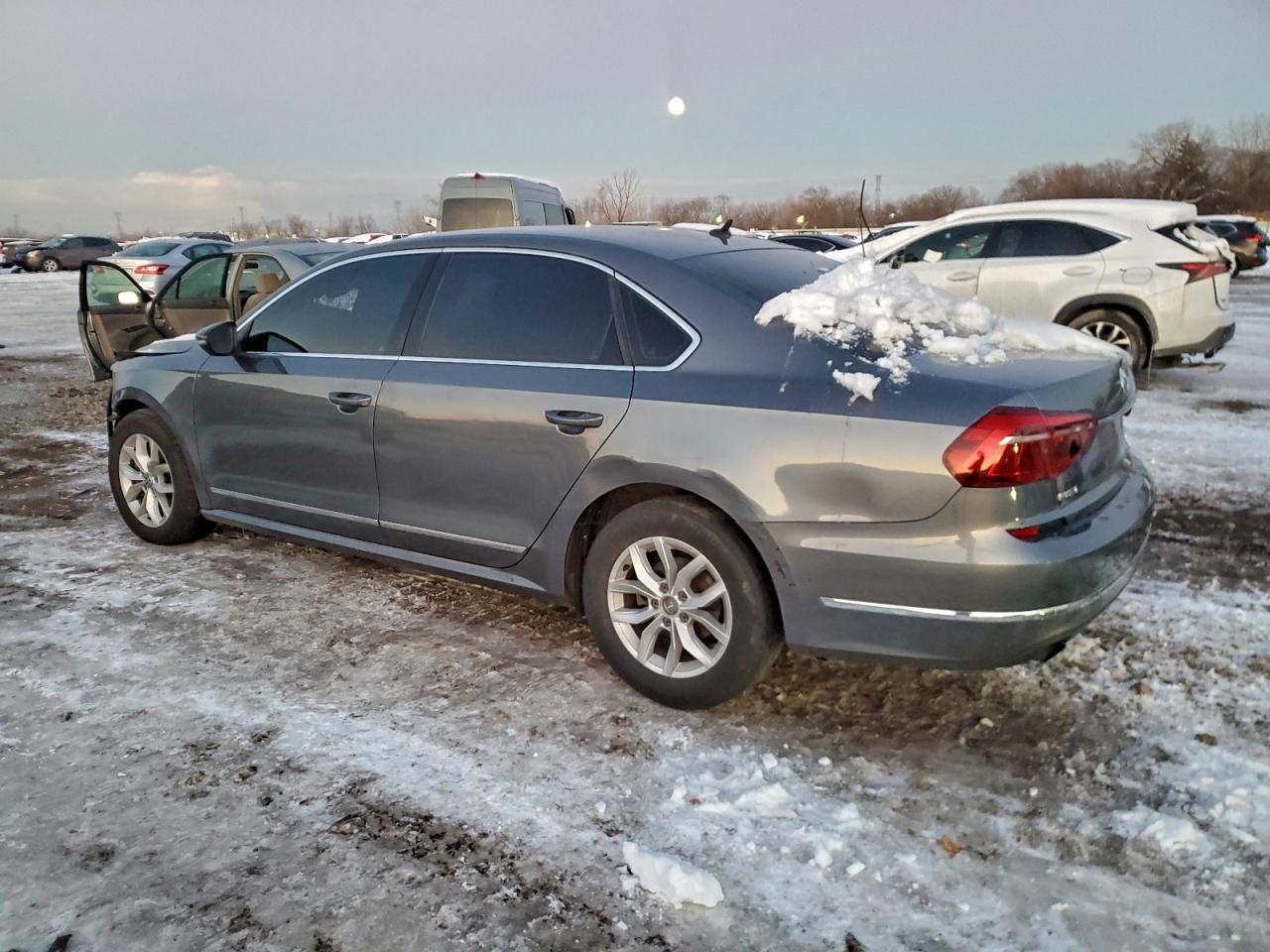 Volkswagen Passat S Image 10