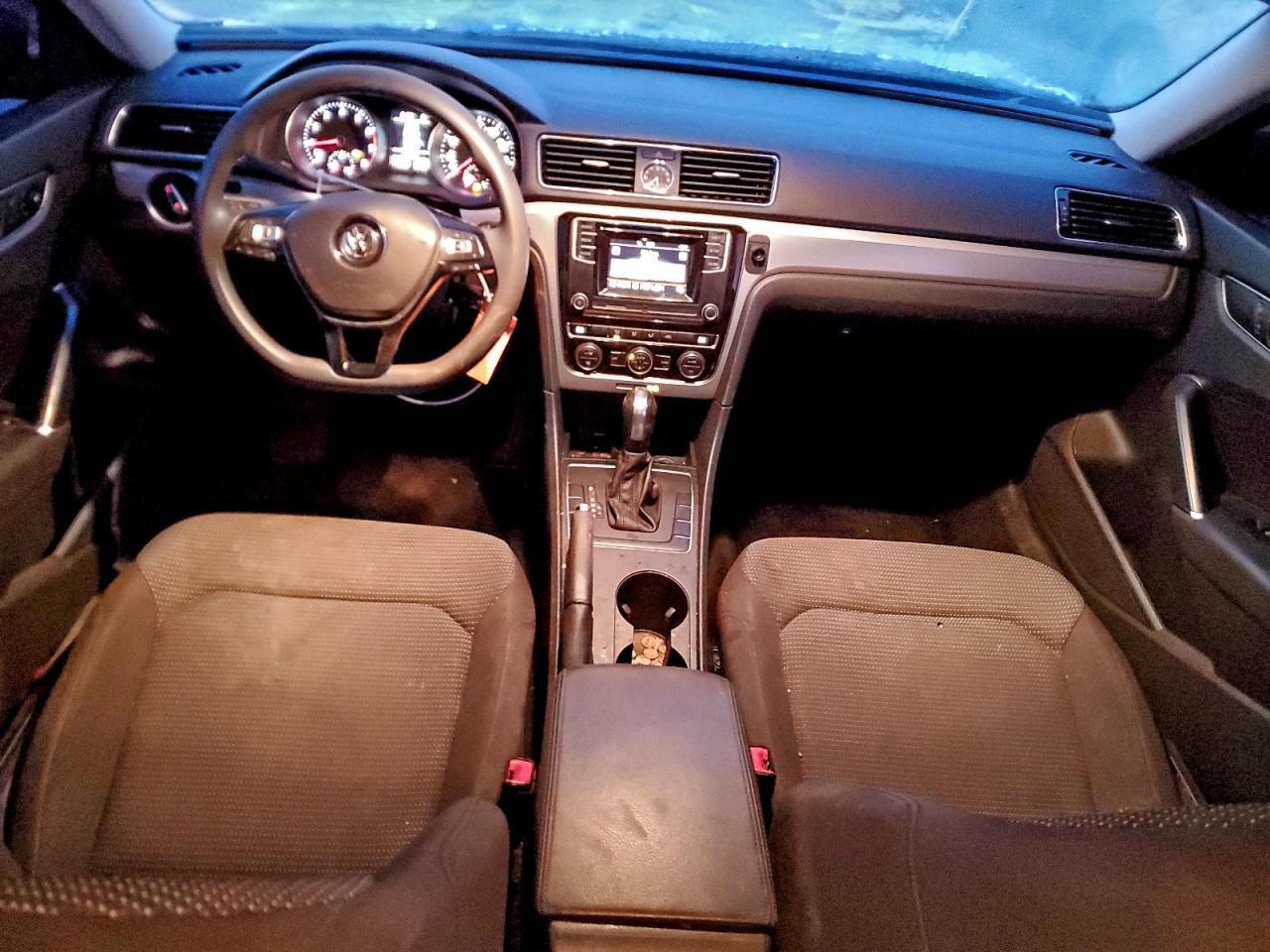 Volkswagen Passat S Image 6