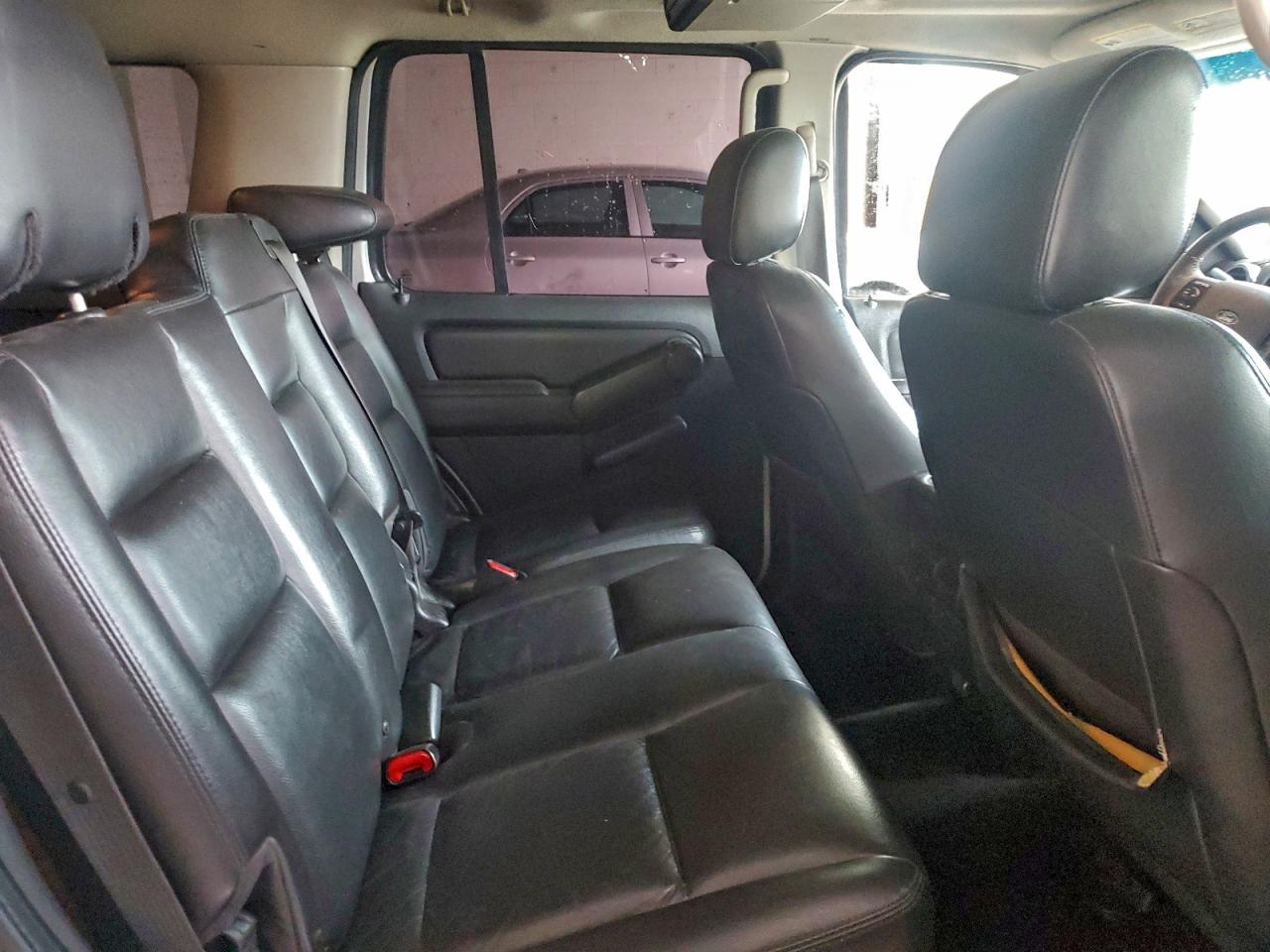 Ford Explorer Limited Image 3