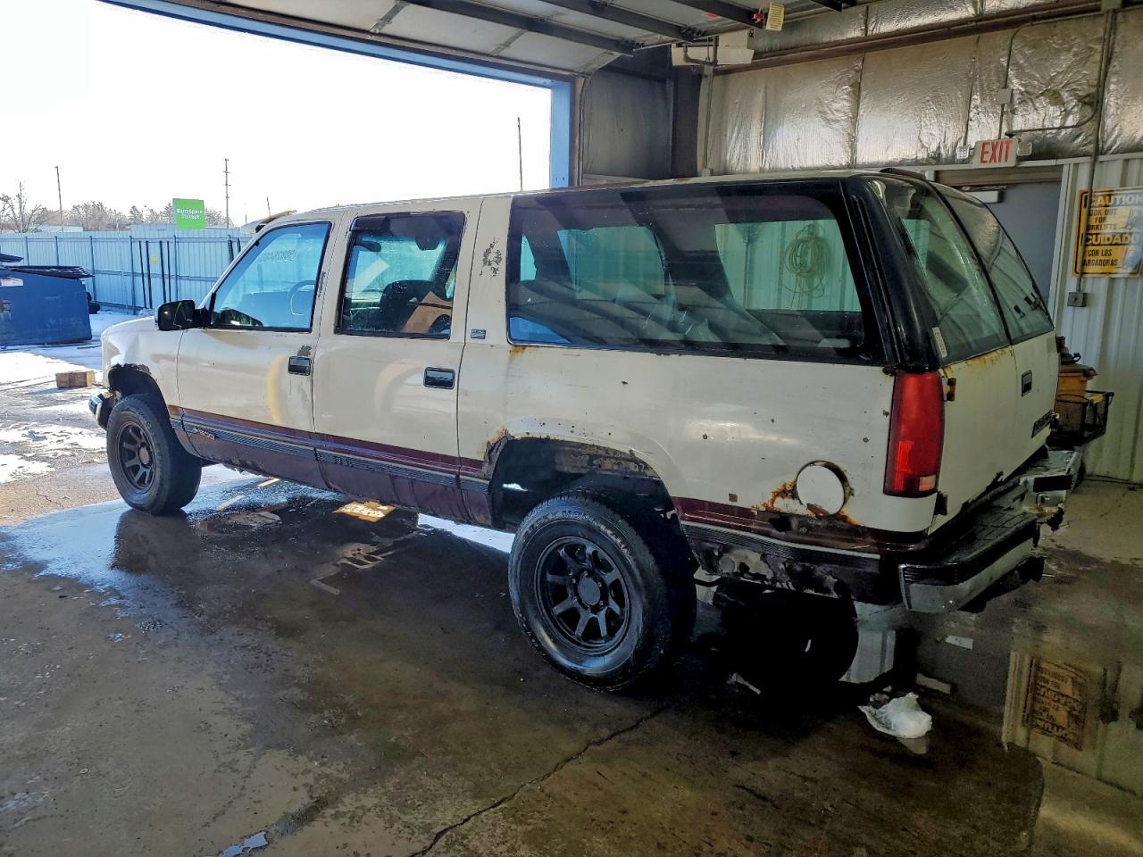 Chevrolet Suburban K1500 Image 2