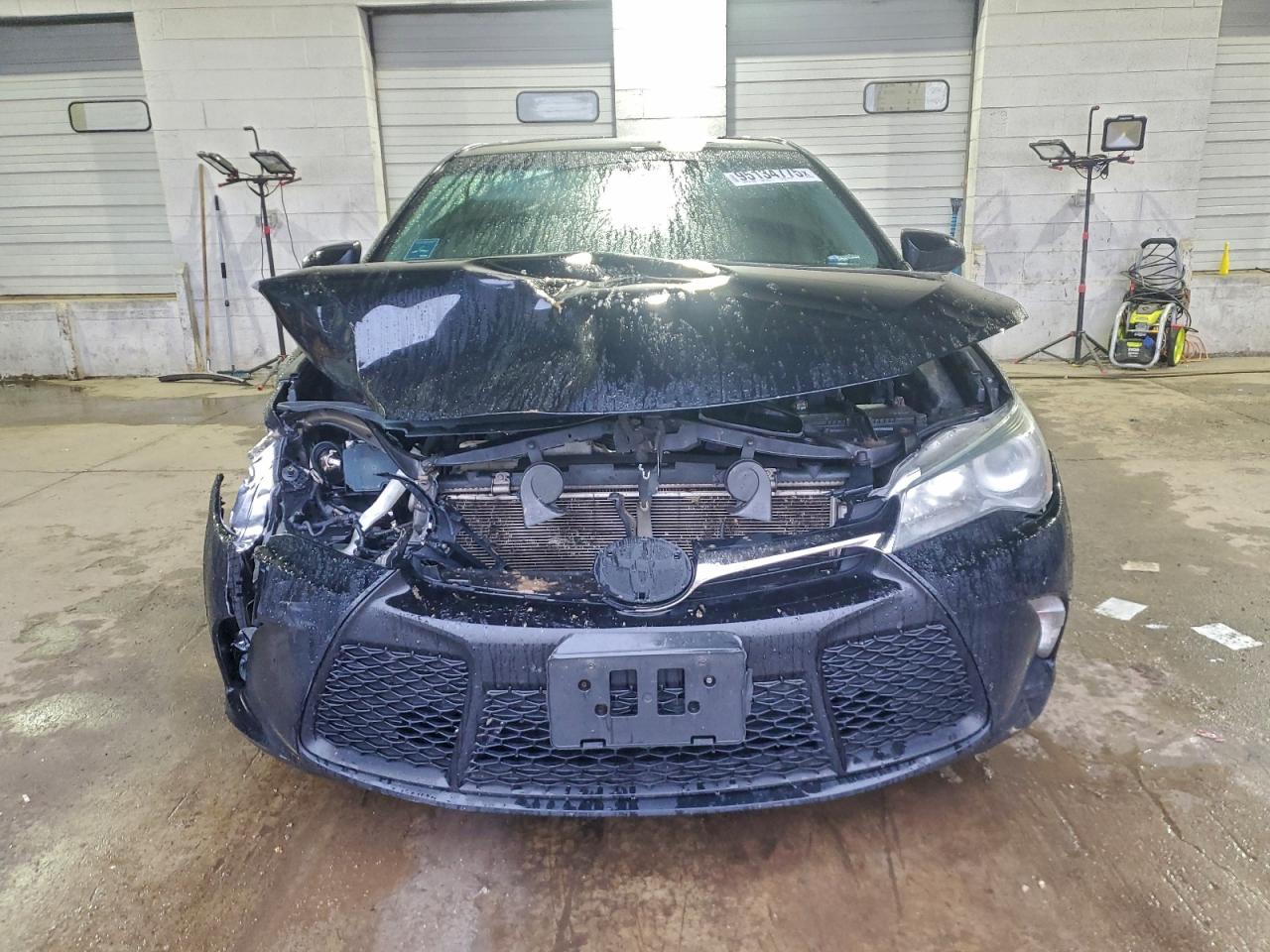 Toyota Camry Le Image 6