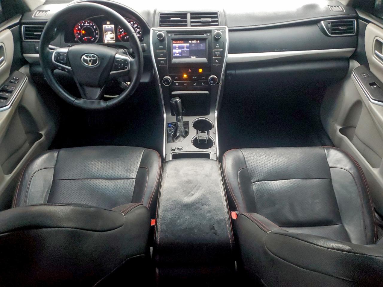 Toyota Camry Le Image 10