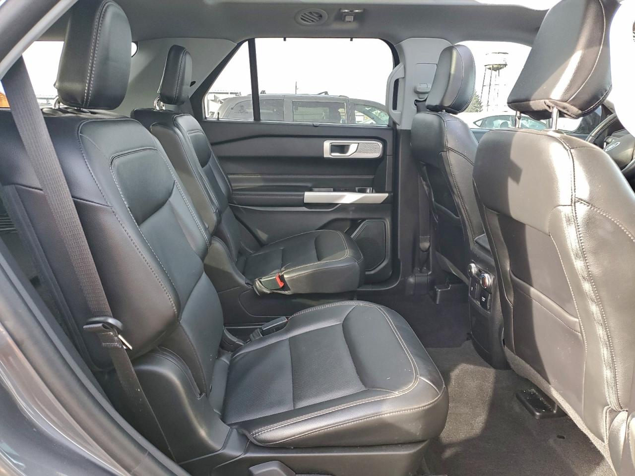 Ford Explorer Limited Image 8