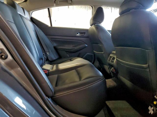 Nissan Altima Platinum Image 3