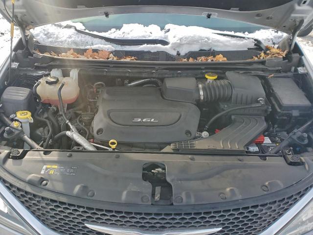 Chrysler Pacifica Touring Plus Image 8