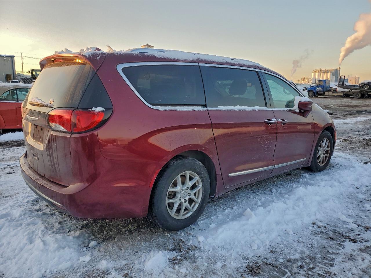 Chrysler Pacifica Touring L Image 11