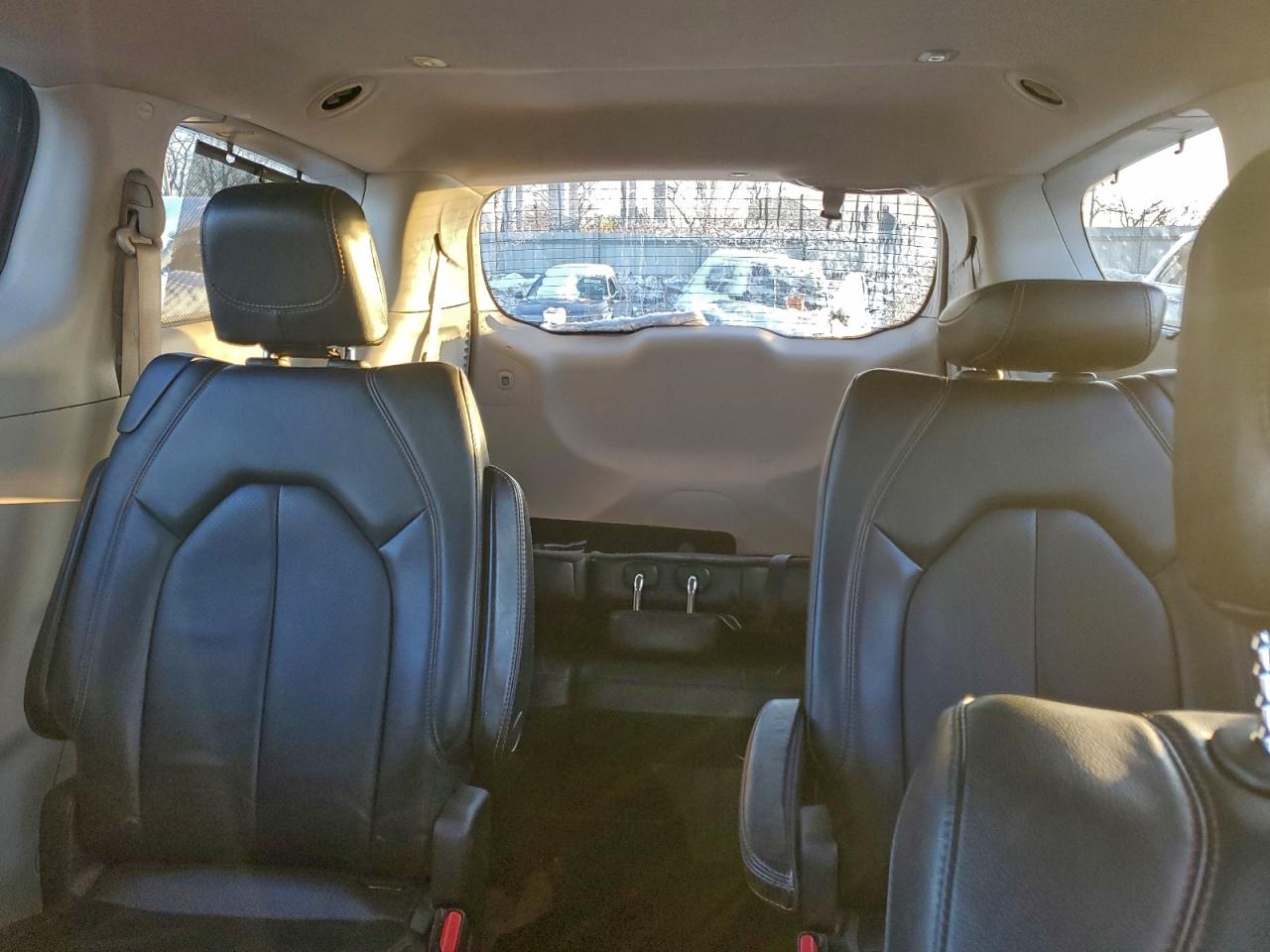 Chrysler Pacifica Touring L Image 4