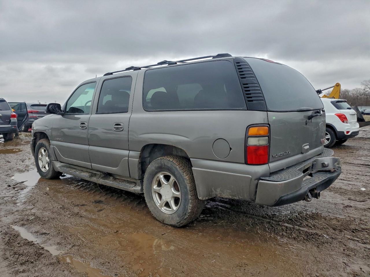 GMC Yukon Denali Image 3