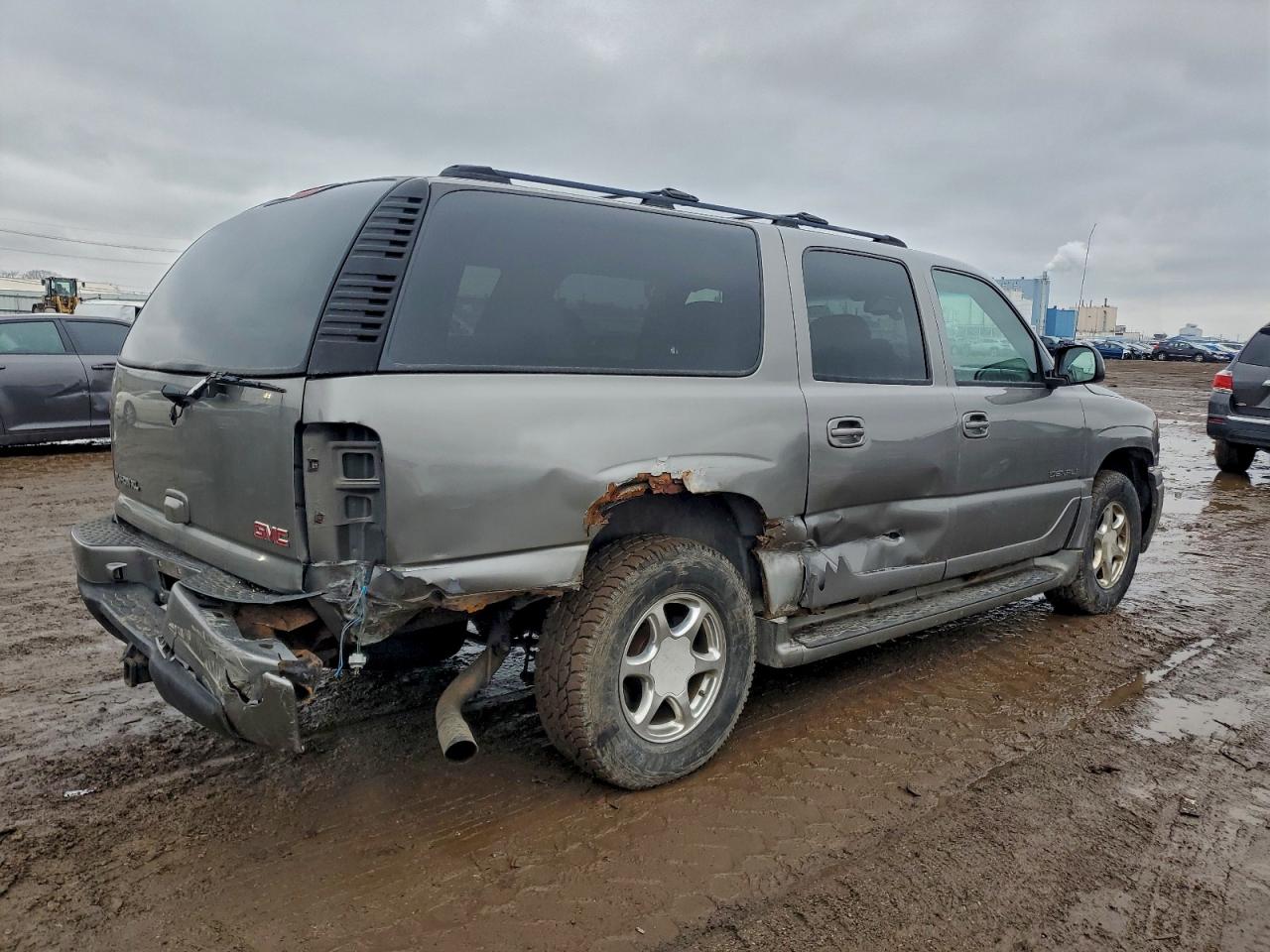 GMC Yukon Denali Image 2