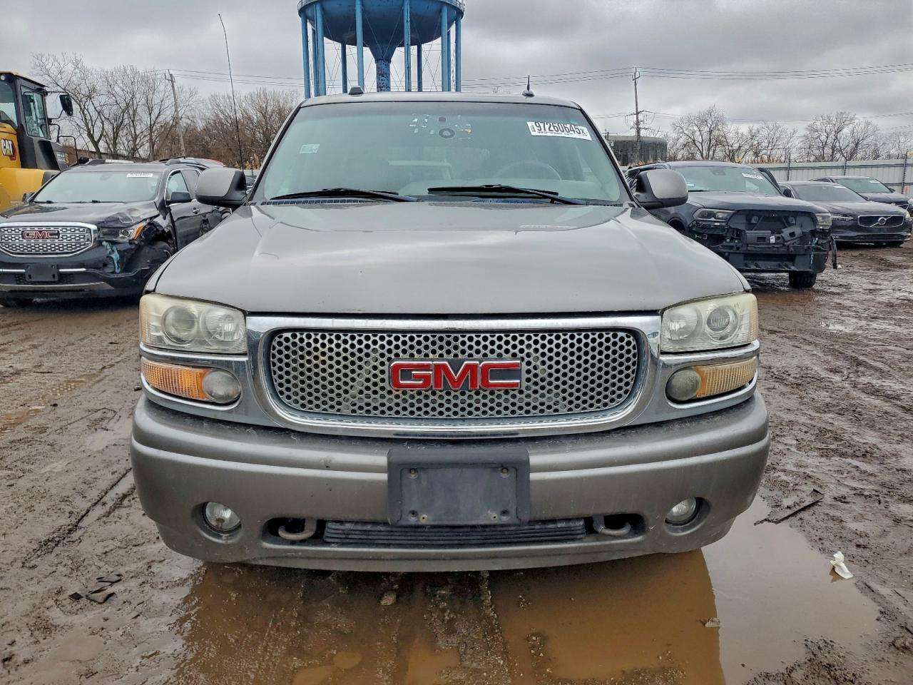 GMC Yukon Denali Image 4