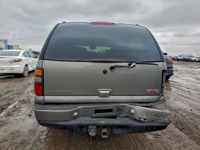 GMC Yukon Denali Image 12