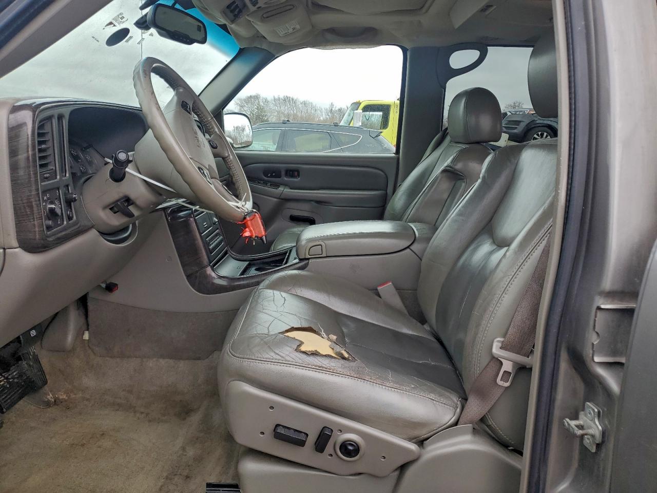 GMC Yukon Denali Image 5