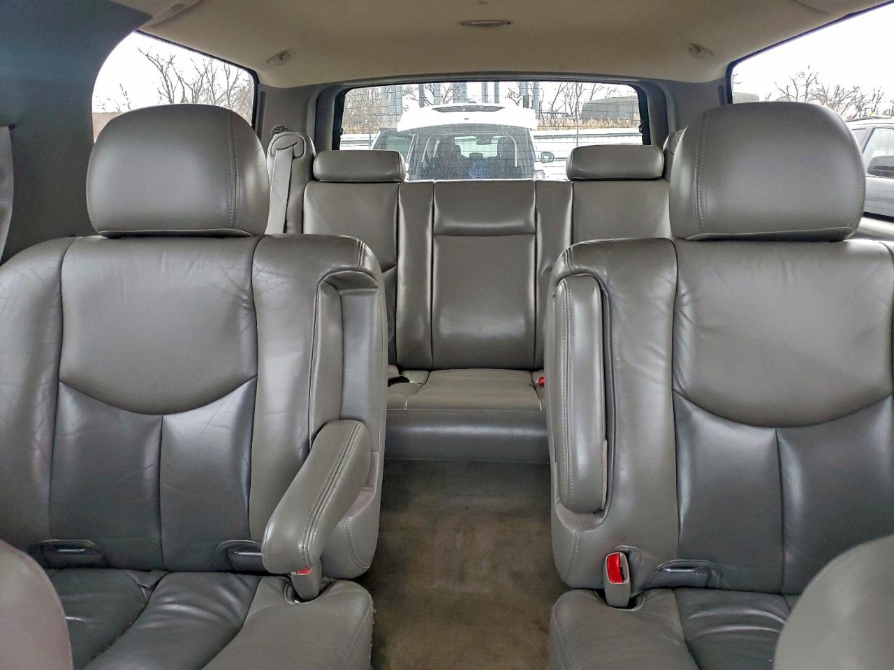 GMC Yukon Denali Image 11